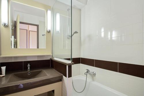 y baño con lavabo, ducha y espejo. en Résidence le Village de Cap Esterel - maeva Home - Appartement 2 pièces 5 p 27, en Saint-Raphaël