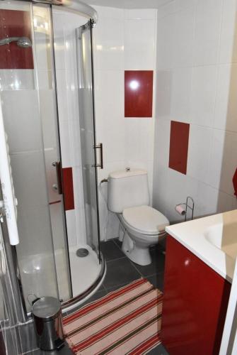 une petite salle de bain avec toilettes et douche dans l'établissement Résidence Hawai 1 - VILLA T2 CABINE MEZZANINE 6 couchages PORT LEUCATE MAE-4914, à Port-Leucate