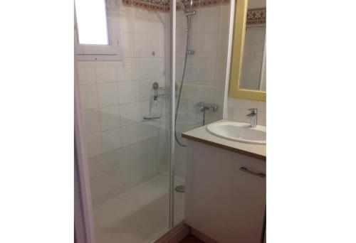 une salle de bain avec douche et lavabo dans l'établissement Les Issambres Corniche - maeva Home - Appartement 2 pièces 5 personnes Sélection MAE-1819, aux Issambres