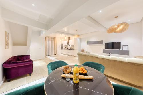 un salon avec une table et un canapé dans l'établissement Loft Haut standing 101 m2 - Proche Paris tour eiffel - 3 min metro, à Paris