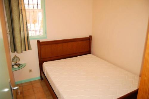 une petite chambre avec un lit et une fenêtre dans l'établissement Résidence Grande Bleue - 2 Pièces 4 couchages PORT LEUCATE MAE-5134, à Port-Leucate