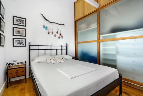1 dormitorio con cama y ventana en Kite beach house, en Lefkada