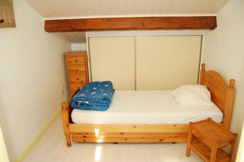 - une petite chambre avec un lit et un cadre en bois dans l'établissement Résidence Grande Bleue - VILLA 3 PIECES 6 couchages PORT LEUCATE MAE-5194, à Port-Leucate