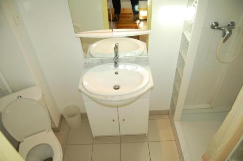 une petite salle de bain avec un lavabo et des toilettes dans l'établissement Résidence Grande Bleue - VILLA 3 PIECES 6 couchages PORT LEUCATE MAE-5194, à Port-Leucate