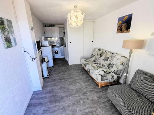 un salon avec un canapé et une cuisine dans l'établissement Résidence Maisons De La Mer 2 - Joli studio pour 3 personnes avec terrasse en rez de chaussée à Port Leucate. Réf: 1MM2_239 MAE-4984, à Port-Leucate