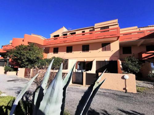 un bâtiment devant un bâtiment dans l'établissement Résidence MAISONS DE LA MER 2 - Studio pour 3 Personnes 84, à Port-Leucate