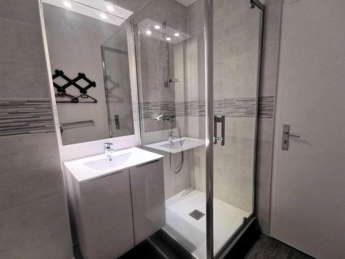 une salle de bain avec deux lavabos et une douche en verre dans l'établissement Résidence Les Nefs Des Sables - STUDIO 4 PERSONNES 5 couchages PORT LEUCATE. Réf: 2NEF_7K4 MAE-5224, à Port-Leucate