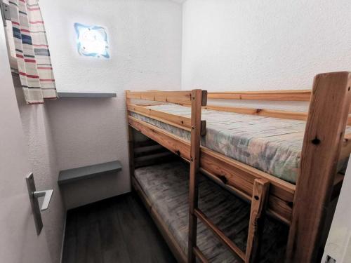 quelques lits superposés dans une chambre dans l'établissement Résidence Les Nefs Des Sables - STUDIO 4 PERSONNES 5 couchages PORT LEUCATE. Réf: 2NEF_7K4 MAE-5224, à Port-Leucate