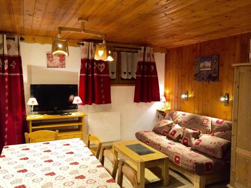 a living room with a couch and a table at Chalet Les Lupins - 3 Pièces pour 6 Personnes 04 in Valloire