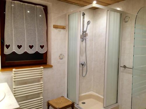 une salle de bain avec une douche avec une porte vitrée dans l'établissement Chalet Les Lupins - 3 pièces 6 personnes 3 exposé Sud MAE-6004, à Valloire