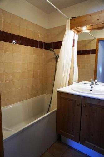 une salle de bain avec un lavabo et une baignoire et un lavabo dans l'établissement Résidence Cristallines - 2 Pièces cabine 6 personnes MAE-2434, à Orcières