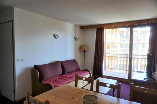 un salon avec un canapé et une table dans l'établissement Résidence Cristallines - 3 Pièces 6 Personnes MAE-2454, à Orcières