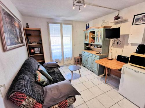 un salon avec un canapé et une table dans l'établissement Résidence LE CARLTON - 2 Pièces pour 4 Personnes 04, à Port-Leucate
