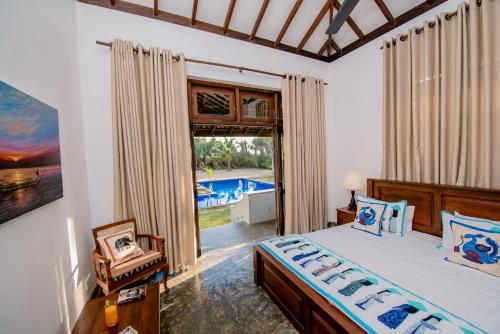 Postel nebo postele na pokoji v ubytování Ardeen Villa - superb 3 bedroom beachfront for 6, BB, free pick up for 7 night stays arriving together, fully serviced, taxes included