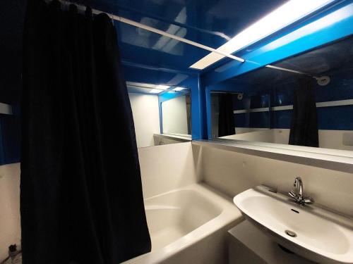 une salle de bain avec un lavabo, une baignoire et un miroir dans l'établissement Résidence Archeboc - Appartement en duplex pour 6 personnes à Arc 1800 proche des pistes dans le village de Charmettoger MAE-2694, à Arc 1800