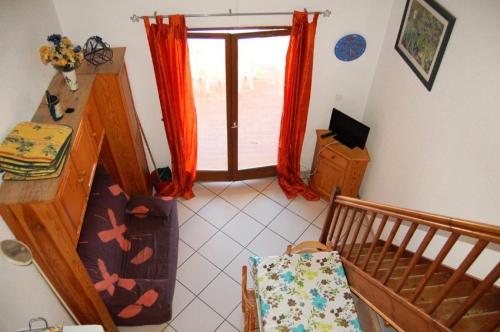- une chambre avec un lit bébé et une porte coulissante en verre dans l'établissement Résidence Belle Plage - VILLA 3 PIECES 6 couchages PORT LEUCATE. Réf: 3BP_8E MAE-5204, à Port-Leucate