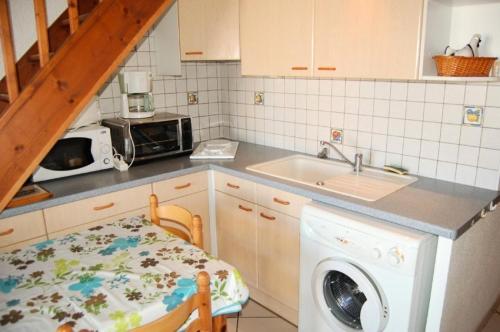 une cuisine avec un évier et une machine à laver dans l'établissement Résidence Belle Plage - VILLA 3 PIECES 6 couchages PORT LEUCATE. Réf: 3BP_8E MAE-5204, à Port-Leucate