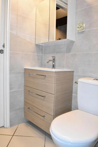 une salle de bain avec des toilettes blanches et un lavabo dans l'établissement Résidence Belle Plage - VILLA 3 PIECES 6 couchages PORT LEUCATE. Réf: 3BP_8E MAE-5204, à Port-Leucate