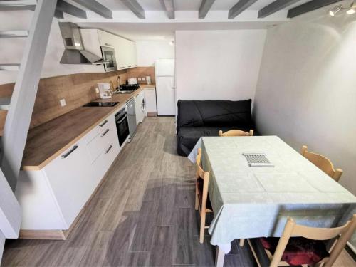 Il comprend une petite cuisine et une salle à manger avec une table. dans l'établissement Résidence Grande Bleue - Villa trois pièces 6 couchages PORT LEUCATE. Réf: 3GB_152 MAE-5234, à Port-Leucate