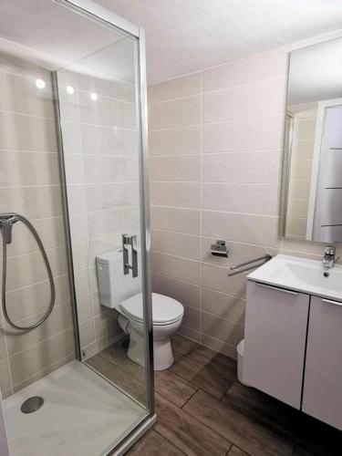 une salle de bain avec une douche, des toilettes et un lavabo dans l'établissement Résidence Grande Bleue - Villa trois pièces 6 couchages PORT LEUCATE. Réf: 3GB_152 MAE-5234, à Port-Leucate