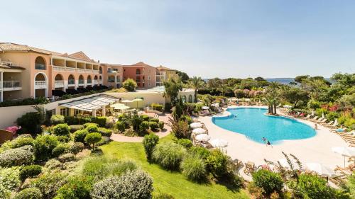 une vue aérienne de la piscine du complexe dans l'établissement Résidence les Calanques des Issambres - maeva Home - Appartement 2 pièces 5 personnes Sélection MAE-2274, aux Issambres