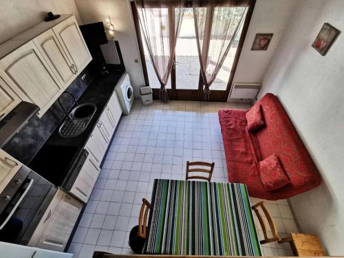 - une vue de tête sur une cuisine avec une table et des chaises dans l'établissement Résidence Les Captivantes - Villa deux pièces mezzanine avec vue sur mer à Port Leucate. Réf: 1CAPT_P3 MAE-5244, à Port-Leucate