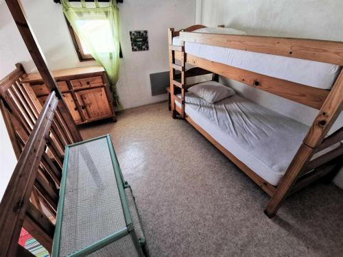 - une chambre avec 2 lits superposés dans l'établissement Résidence Les Captivantes - Villa deux pièces mezzanine avec vue sur mer à Port Leucate. Réf: 1CAPT_P3 MAE-5244, à Port-Leucate