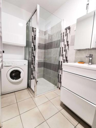 La salle de bains est pourvue d'un lave-linge et d'une douche. dans l'établissement Résidence Marysable - Appartement trois pièces avec terrasse pour 7 personnes à Port Leucate. Réf: 1MAR_106 MAE-5254, à Port-Leucate