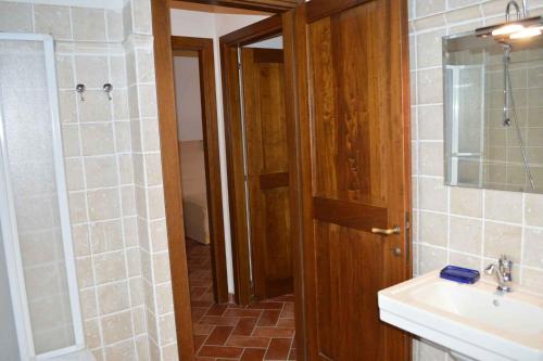 La salle de bains est pourvue d'un lavabo et d'un miroir. dans l'établissement Apartment in Asciano/Toskana 24106, à Asciano