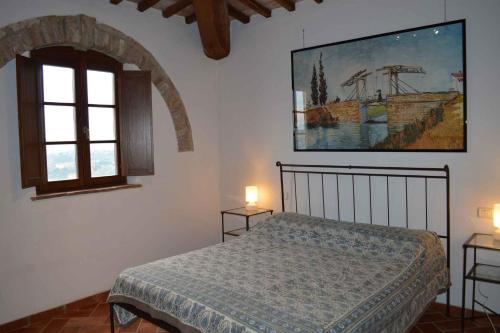 - une chambre avec un lit et une peinture murale dans l'établissement Apartment in Asciano/Toskana 24106, à Asciano