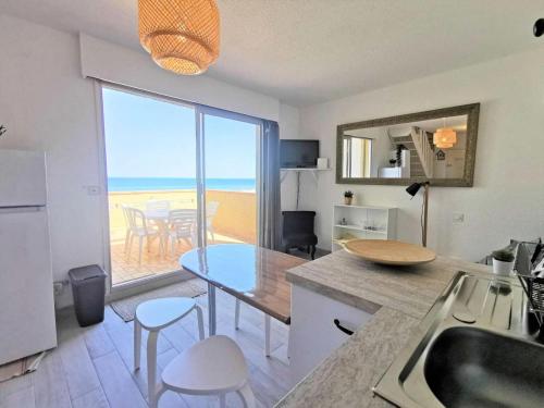 - une cuisine et une salle à manger avec vue sur l'océan dans l'établissement Résidence Les Nefs Des Sables - APPT T2 CAB OU MEZZ 6 couchages PORT LEUCATE. Réf: 2NEF_45K4 MAE-5304, à Port-Leucate