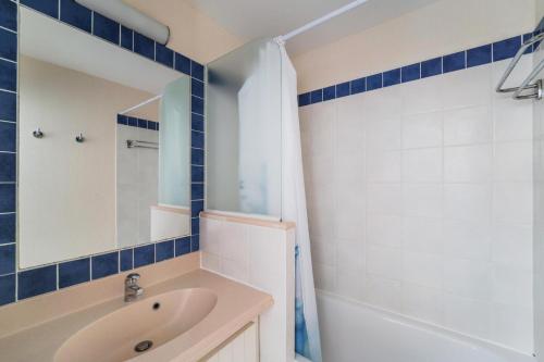 a bathroom with a sink and a mirror at Résidence Bleu Marine - maeva Home - Appartement 2 pièces 4 personnes Confort MAE-2510 in Lacanau