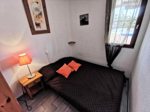 - une petite chambre avec un lit noir et une lampe dans l'établissement Résidence Grande Bleue - 2 Pièces 4 couchages PORT LEUCATE MAE-5264, à Port-Leucate