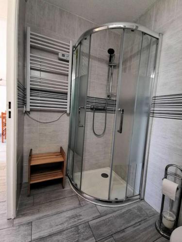 La salle de bains est pourvue d'une douche en verre et d'un banc. dans l'établissement Résidence Grande Bleue - 2 Pièces 4 couchages PORT LEUCATE MAE-5264, à Port-Leucate