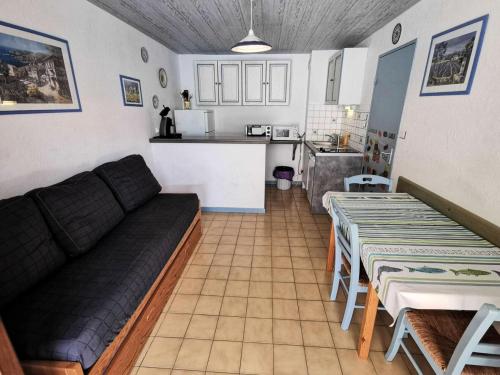 Il comprend un salon avec un canapé et des tables ainsi qu'une cuisine. dans l'établissement Résidence Grande Bleue - 2 Pièces 4 couchages PORT LEUCATE MAE-5344, à Port-Leucate