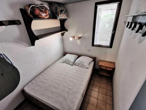 une petite pièce avec un lit et une fenêtre dans l'établissement Résidence Grande Bleue - 2 Pièces 4 couchages PORT LEUCATE MAE-5344, à Port-Leucate