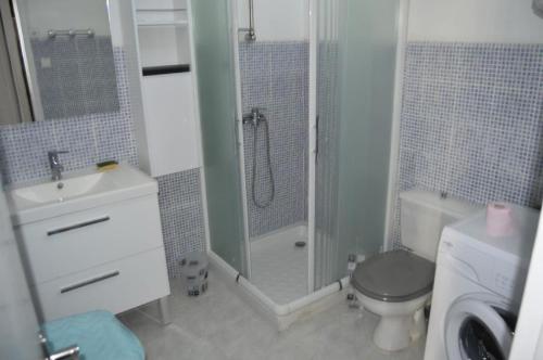 une salle de bain avec une douche, des toilettes et un lavabo dans l'établissement Résidence Le Cap De Front - VILLA 3 PIECES 6 couchages PORT LEUCATE MAE-5314, à Port-Leucate