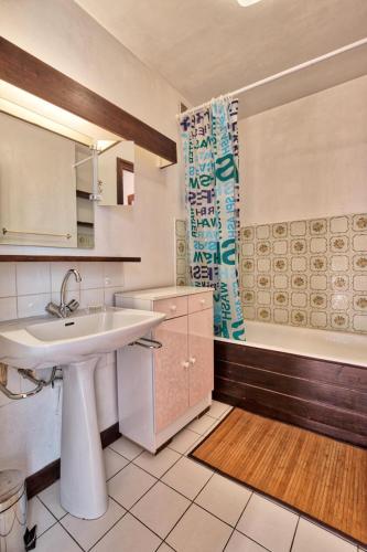 une salle de bain avec un lavabo et une douche dans l'établissement Résidence Les Alpages - Appartement Sud avec vues montagnes, skis aux pieds MAE-2664, à Notre-Dame-de-Bellecombe