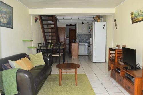 un salon avec un canapé et une table dans l'établissement Résidence Marina Plage - VILLA T2 MEZZANINE 6 couchages PORT LEUCATE MAE-5354, à Port-Leucate