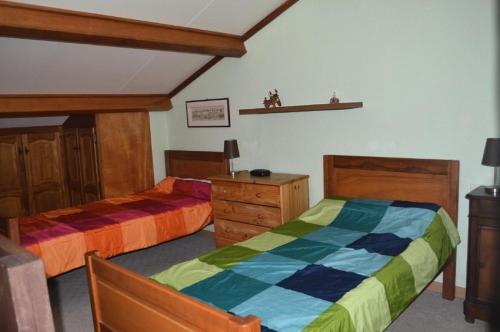 une chambre avec deux lits et une commode dans l'établissement Résidence Marina Plage - VILLA T2 MEZZANINE 6 couchages PORT LEUCATE MAE-5354, à Port-Leucate