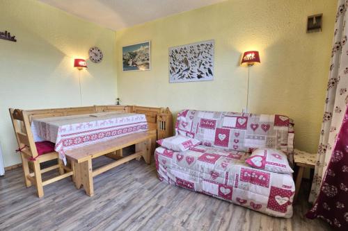 un salon avec un lit et un canapé dans l'établissement Résidence Les Crocus - Studio avec une vue exceptionnelle MAE-2704, à Notre-Dame-de-Bellecombe