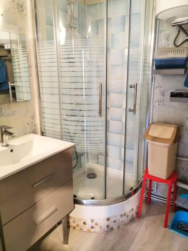 La salle de bains est pourvue d'une douche, d'un lavabo et d'un tabouret rouge. dans l'établissement Résidence Maisons De La Plage - VILLA T2 MEZZANINE 6 couchages PORT LEUCATE. Réf: 1MPL_2A MAE-5374, à Port-Leucate