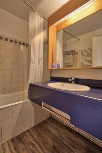 une salle de bain avec un lavabo, une baignoire et un miroir dans l'établissement Résidence Les Crocus - Studio avec une vue exceptionnelle MAE-2704, à Notre-Dame-de-Bellecombe