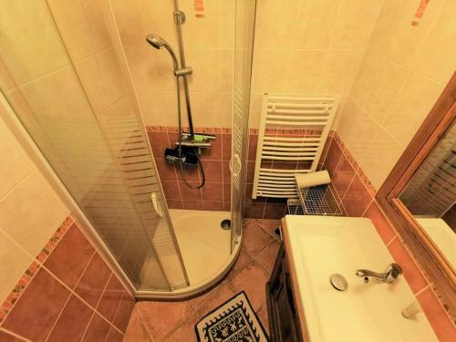une salle de bain avec une douche, des toilettes et un lavabo dans l'établissement Résidence Le Cres De La Ginestelle - Villa 3 pièces - 6 personnes - PORT LEUCATE MAE-5384, à Port-Leucate