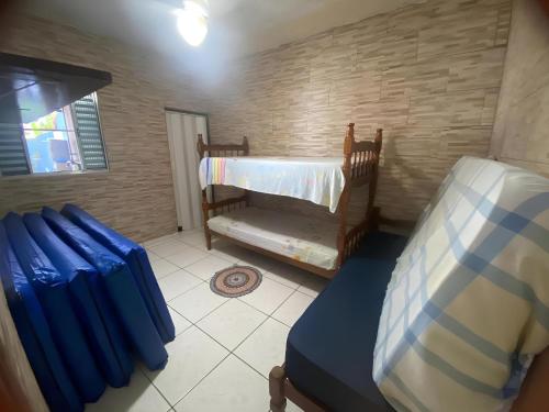 Un dormitorio con dos literas en una habitación. en Casa com Piscina Privativa em Bertioga 2 Suítes e Wi-Fi Bem próxima à praia, en Bertioga