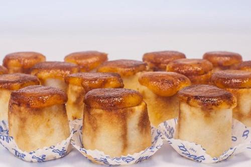 a group of pastries in paper cups on a table at Acogedor Apartamento/Loft en Santa Fe in Santa Fe