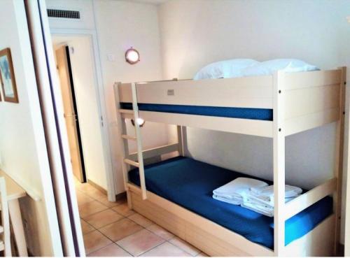 une chambre avec deux lits superposés dans une pièce dans l'établissement Résidence les Rivages du Parc - maeva Home - Studio 4 personnes - Sélection MAE-3056, à Menton