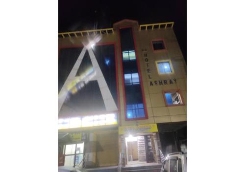 een gebouw met een x er 's nachts op bij Hotel Ashray Angul in Angul