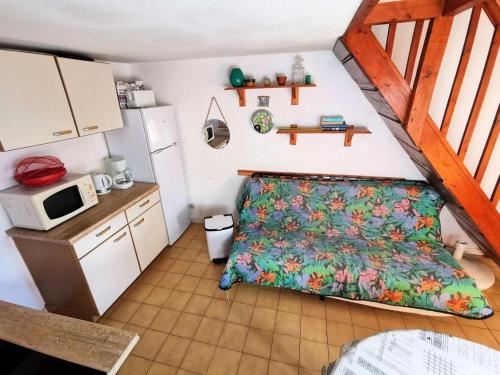 - une petite cuisine avec un lit dans une chambre dans l'établissement Résidence Grande Bleue - VILLA 3 PIECES 6 couchages PORT LEUCATE MAE-5414, à Port-Leucate