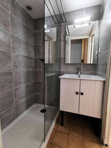 une salle de bain avec un lavabo et une douche dans l'établissement Résidence Grande Bleue - VILLA 3 PIECES 6 couchages PORT LEUCATE MAE-5414, à Port-Leucate